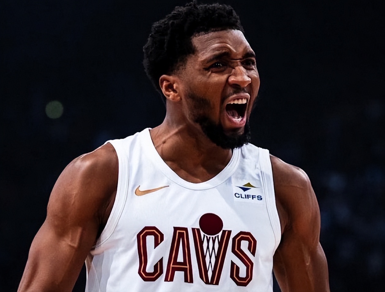 爱游戏下载-步行者鏖战爵士，萨姆·米切尔爆发神勇的简单介绍