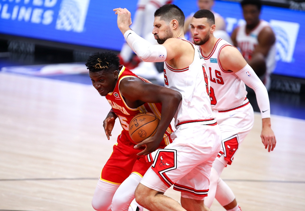 爱游戏体育-火箭鏖战山东队，德罗赞带队取胜