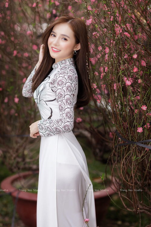 爱游戏官方入口-星光与洪流，内马尔在个人宣言与莱比锡的战术海啸间刺破夜空